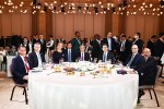 mamuka-mdinaraZes-baqos-usafrTxoebis-forumze-gadaRebul-mTavar-fotoSi-marjvniv-forumis-maspinZeli-ali-nagievi-udgas-marcxniv---bleiz-metreveli-am-dros-aq-paata-burWulaZe-gvamxobs