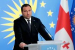 irakli-kircxalia-direqtivebiTa-da-mbrZanebluri-toniT-saubars-ar-miviRebT-da-es-aris-Cveni-sazogadoebis-dakveTa