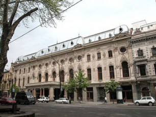 rusTavelis-Teatris-Senobas-bzarebi-emateba