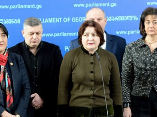 axla-mimdinareobs-niadagis-mosinjva-rus-politikosebTan-magram-aqedan-araferi-gamova