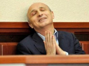 xuxaSvili-Tu-merabiSvili-politikaSi-dabrunda-erTi-sasacilo-kaci-dagvemateba