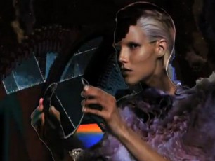 Alexander-McQueen-is-futuristuli-sareklamo-kampania-VIDEO