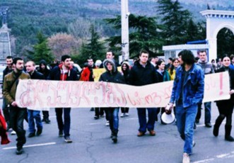 axalgazrduli-organizaciebi-1200-saaTze-rusTavelis-metrosadguridan-iusticiis-saxlisken-saprotesto-msvlelobas-moawyoben