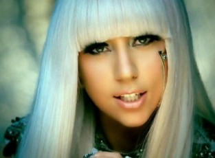 ledi-gaga-uaxloesi-30-weliwadi-scenidan-ar-wavalVIDEO