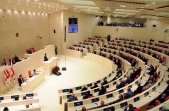 parlamenti-10-axali-deputatis-uflebamosilebas-cnobs