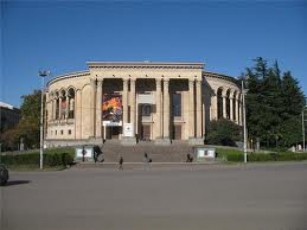 quTaisi--qarTuli-Teatris-dRisadmi-miZRvnil-kvireuls-umaspinZlebs