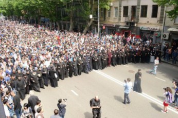 Le-Figaro-saqarTveloSi-Teokratiuli-revolucia-moxda