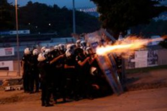 stambolSi-policiam-demonstrantebis-winaaRmdeg-cremlsadeni-gazi-da-wylis-Wavli-gamoiyena