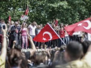 Turqi-demonstrantebi-qalaqebis-policiis-xelmZRvanelTa-gadadgomas-moiTxoven