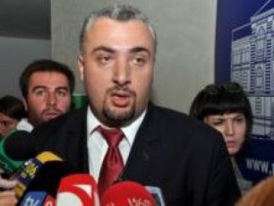 sergi-kapanaZe-premieris-JurnalistebTan-Sexvedras-feisbuqis-sakuTar-gverdze-exmaureba