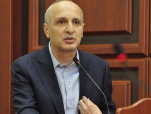 Jvanias-saqmeze-nacmoZraobis-wevrebi-maT-Soris-vano-merabiSvili-daikiTxebian