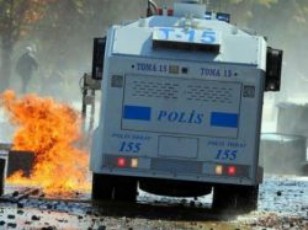 TurqeTSi-samarTaldamcavebsa-da-demonstrantebs-Soris-momxdar-Setakebas-eqvsi-adamiani-emsxverpla