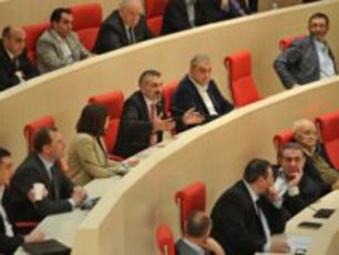 saparlamento-umciresobam-protestis-niSnad-sxdomaTa-darbazi-datova