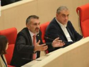 parlamentSi-deputatebs-Soris-politikurma-garCevebma-parlamentis-fligelSi-gadainacvla