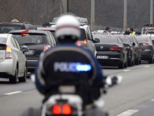 parizis-maxloblad-mimdinare-srolisas-daWrili-qali-policieli-gardaicvala