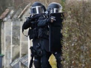safrangeTSi-Charlie-Hebdo-s-redaqciaze-TavdasxmaSi-eWvmitanilTa-Zebna-grZeldeba