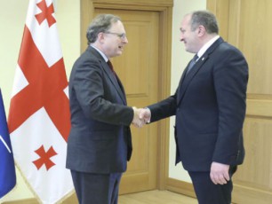 saqarTvelos-prezidenti-nato-s-generaluri-mdivnis-moadgiles-Sexvda
