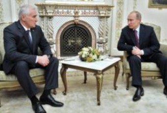 kremlSi-vladimer-putinisa-da-okupirebuli-samxreT-oseTis-de-faqto-prezidentis-Sexvedra-mimdinareobs