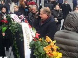 aSS-uerTdeba-yvela-qarTvels-romelic-pativs-miagebs-mSvidobiani-demonstrantebis-xsovnas