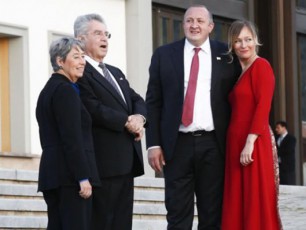 prezidentebma-meuRleebTan-erTad--sasaxlis-ezodan-qalaqis-xedebi-daaTvalieres