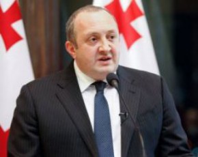 saqarTvelos-prezidentma-deputatebs-mTavrobis-wevrebsa-da-sasamarTlos-warmomadgenlebs-konstitucia-usaxsovra