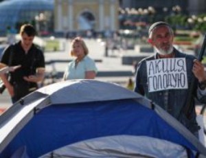kievSi-damoukideblobis-moedanze-demonstrantebma-karvebi-gaSales
