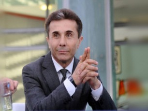 biZina-ivaniSvili-mzadaa-dedaqalaqs-axali-zooparkis-mSeneblobaSi-daexmaros