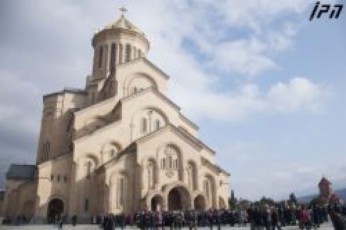 saqarTvelos-yvela-eklesia-monasterSi-dRes-1200-saaTze-glovis-zarebi-dairekeba