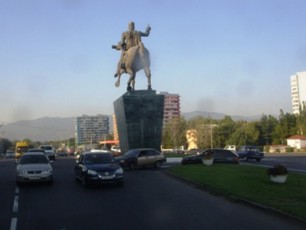 irakli-RaribaSvili-miiCnevs-rom-daviT-aRmaSeneblis-Zegli-Tbilisis-centrSi-unda-dabrundes