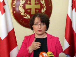 rusebs-transfarantebis-Tu-trafaretebis-ukan-gadaweva-sakuTari-xeliT-mouwevT