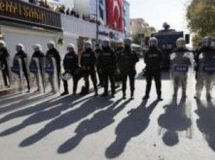TurqeTSi-policiam-ori-opoziciuri-telekompaniis-da-ori-beWduri-gamocemis-ofisebi-SturmiT-aiRo