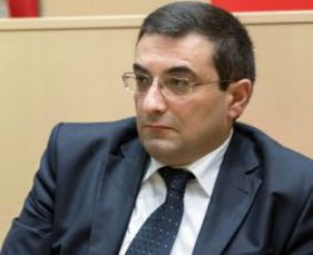 prezidenti-miiRebs-imave-gadawyvetilebas-rasac-miiRebda-analogiur-SemTxvevebSi-sxva-moqalaqeebis-mimarT-anu-Seuwyvets-saakaSvils-moqalaqeobas