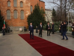 premierma-bulgareTSi-oficialuri-vizitis-farglebSi-ucnobi-jariskacis-memoriali-gvirgviniT-Seamko