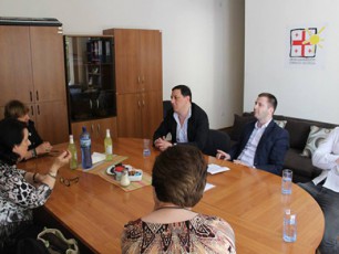 vladimer--ZnelaZe-arasamTavrobo-organizaciis-bavSvi-da-garemo-daqvemdebarebaSi-arsebul-sam-centrs-estumra