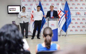 Tavisufali-demokratebi-ew-kabelebis-saqmeze-dakavebulebis-gaTavisuflebis-moTxovniT-xelmowerebis-Segrovebas-iwyeben