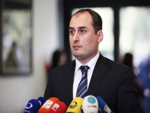 dimitri-qumsiSvilis-informaciiT-TurqeTSi-darCenil-2-qarTul-ansambls--sakonsulo-samSobloSi-gamomgzavrebamde--stambolSi-usafrTxod-daabinavebs