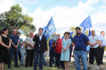 qarTuli-ocneba---demokratiuli-saqarTvelos-axmetisa-da-Telavis-maJoritari-deputatobis-kandidati-gela-samxarauli-axmetisa-da-Telavis-municipalitetis-soflebis-yarajalas-sanioresa-da-nafareulis-m