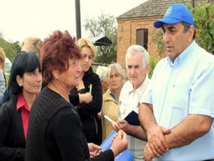 qarTuli-ocneba--demokratiuli-saqarTvelos-goris-raionis-maJoritari-deputatobis-kandidatma-mosaxleobas-dasaqmebis-programa-gaacno