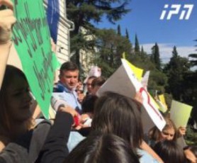 auditoria-115-is-wevri-finansTa-ministrs---batono-nodar-Tqven-rom-universitetidan-gagiSves-Cven-dagexmareT-axala-Tqven-dagvideqiT-gverdSi