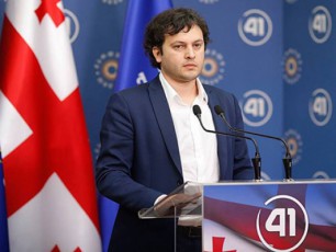 Tqvens-mier-iTqva-tyuili---irakli-kobaxiZe-baCo-axalaiaze-dasmul-SekiTxvas-pasuxobs