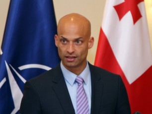 jeims-apaturai---NATO-SeSfoTebulia-momxdariT