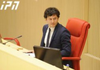parlamentis-Tavmjdomare-adasturebs-rom-giorgi-gaxaria-ministri-gaxdeba