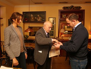 daviT-narmaniam-revaz-gabriaZes-Tbilisis-sapatio-moqalaqis-sigeli-gadasca