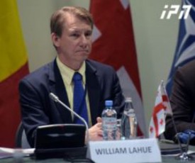 uiliam-lahiu---nato-mxars-uWers-reformebs-saqarTvelos-Tavdacvis-saministroSi