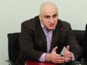 vin-daadgina-rom-33-000-fizikuri-piri-romelsac-dolarSi-aqvs-grZelvadiani-sesxi-yvelaze-gaWirvebuli-fenaa