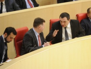 erT-kiTxvaze-gameciT-pasuxi-ratom-ar-uTxariT-amomrCevels-winaswar-rom-aqcizis-gadasaxadis-gazrdas-apirebdiT