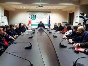 TbilisSi-gripis-virusis-gamo-oTxi-klinika-24-saaTian-momsaxurebaze-gadava