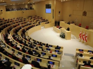 uzenaesi-sasamarTlos-moqmedi-da-yofili-mosamarTleebi-gamosacdeli-vadis-gavlis-da-sakvalifikacio-gamocdis-valdebulebisgan-gaTavisufldebian