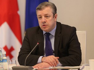 premieris-TqmiT-samsaxurebs-miRma-darCenil-adamianebs-xeli-Seewyoba