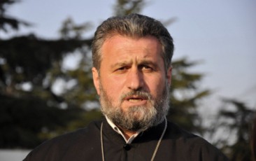 Cven-davinteresdebiT-vin-imyofeboda-im-dros-iq-vin-cdilobda-rom-patriarqis-naTqvami-sityvebi-aseTi-montaJiT-gavrcelebuliyo